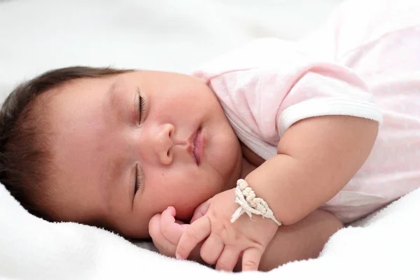 Bambina Che Dorme Sul Letto — Foto Stock