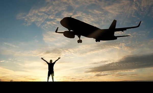 Sylwetka Człowieka Pozowanie Zdjęć Plaży Zachodzie Słońca Samolotu Lądowania — Zdjęcie stockowe