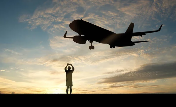 Силуэт Человека Позирующего Фото Пляже Закате Посадкой Самолета — стоковое фото