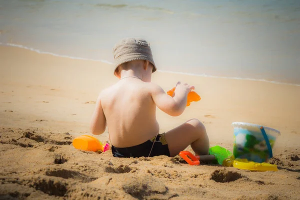 Junge Spielt Sand Strand Vintage Stil Stockfoto