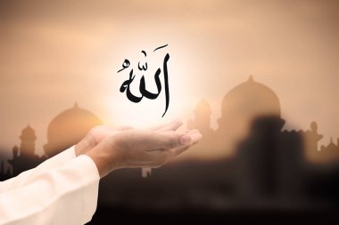 Adam bir gün batımı İslam'ın Allah'ın Allah'a dua eller. Allah Islam Tanrı anlamına gelir kelime büyü..