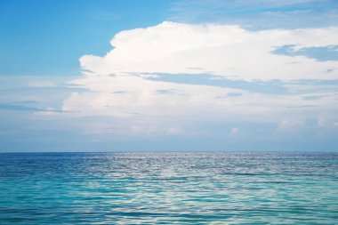 Güzel deniz ve mavi gökyüzü. 