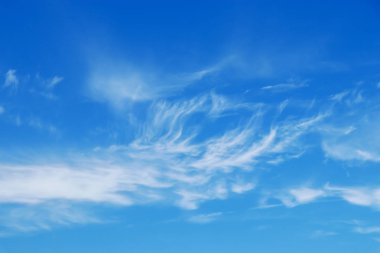  Mavi gökyüzünde beyaz bulutlar.