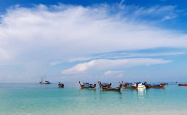 Güzel deniz ve mavi gökyüzü. 