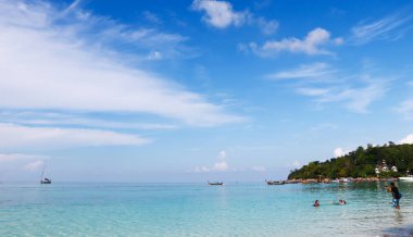 25 Nisan - 2017-Satun Tayland; Güzellik gökyüzü ve sabah denize Koh Lipe Adası Koh Lipe var popüler bir turizm için plajlarıyla ünlü.