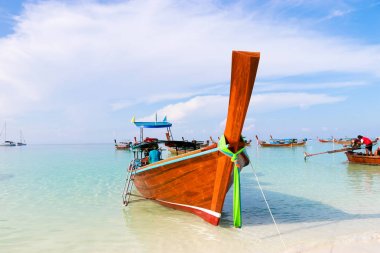 lipe denizde güzel yeni tekne adanın güney Tayland sabah.