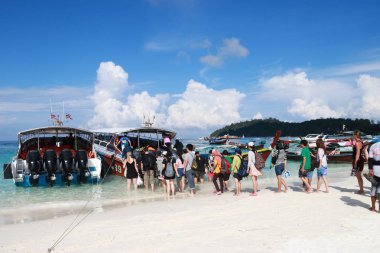 25 Nisan - 2017-Satun Tayland; Sürat teknesi tarafından Koh Lipe Island çok sayıda turistin dönmek sabah Koh Lipe dünyanın dört bir yanından turistler için popüler bir turizm..