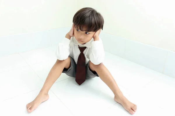 Niño Pequeño Pared Esquina Castigo Sentado — Foto de Stock