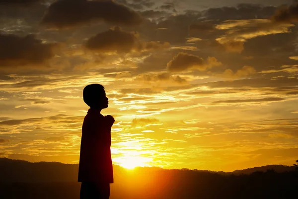 Силуэт Мальчик Молящийся Богу Закате — стоковое фото