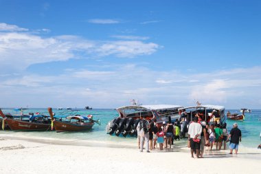 25 Nisan - 2017-Satun Tayland; Sürat teknesi tarafından Koh Lipe Island çok sayıda turistin dönmek sabah Koh Lipe dünyanın dört bir yanından turistler için popüler bir turizm..