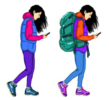 Cep telefonu kullaranarak Gezgin kadın