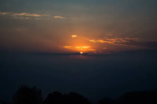 Рассвет в туманное утро — стоковое фото