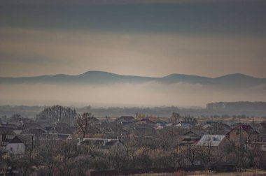 Sonbahar öğleden sonra, sisli bir köyde