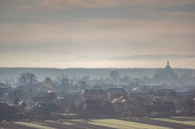 Sonbahar öğleden sonra, sisli bir köyde