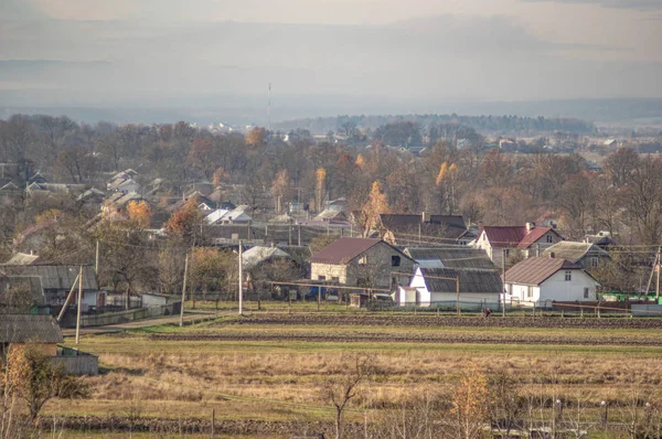 Деревня осенним днем в тумане — стоковое фото