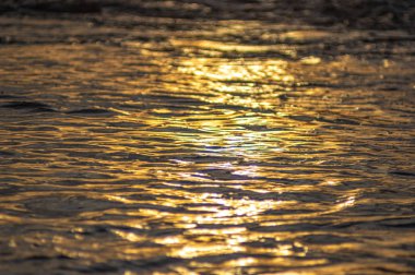 Gün batımında nehir suyunda dalgalar