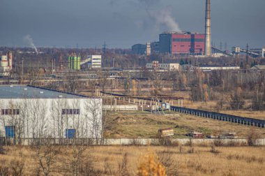 Orman arasında sanayi bölgesinde fabrikalar