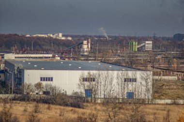 Orman arasında sanayi bölgesinde fabrikalar