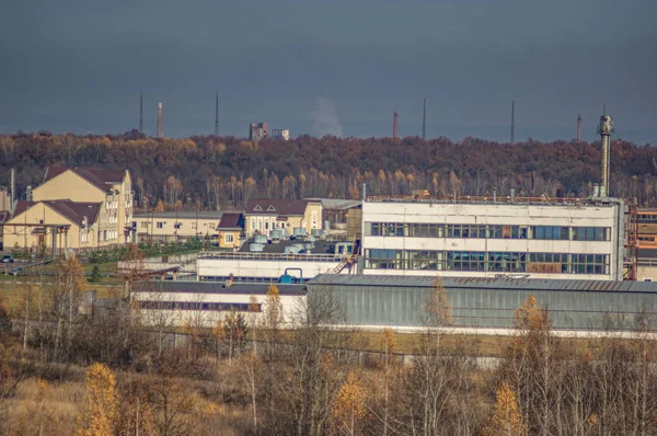 Fábricas em uma área industrial entre a floresta — Fotografia de Stock