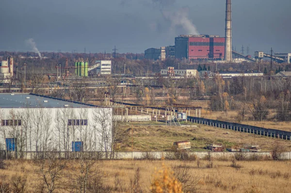 Fábricas em uma área industrial entre a floresta — Fotografia de Stock