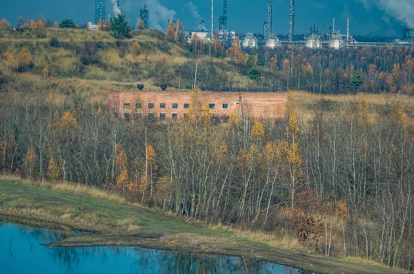 Fabryki na obszarze przemysłowym wśród lasów — Zdjęcie stockowe