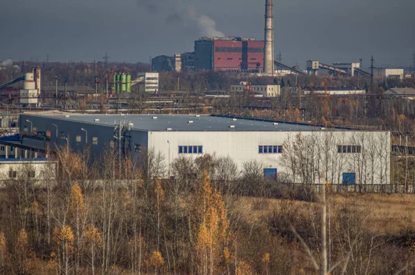 Fábricas em uma área industrial entre a floresta — Fotografia de Stock