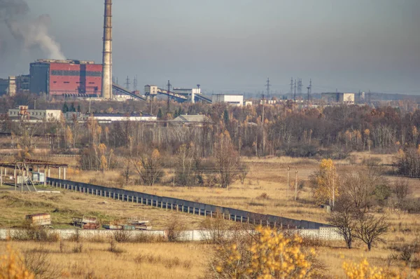 Gyárak egy ipari területen az erdő között — Stock Fotó