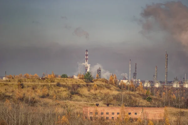 Factories in an industrial area among the forest — Stock Photo, Image