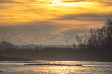 Sonbaharda nehirde gün batımı