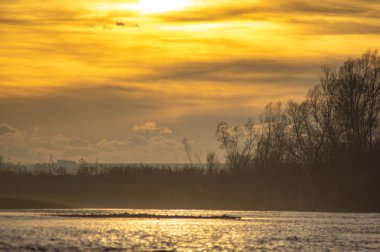 Sonbaharda nehirde gün batımı