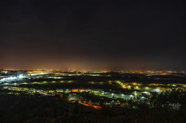 Stadtlichter im Nebel — Stockfoto