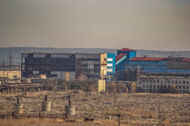 Orman arasında sanayi bölgesinde fabrikalar