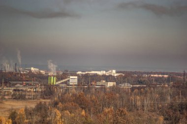 Orman arasında sanayi bölgesinde fabrikalar