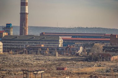 Orman arasında sanayi bölgesinde fabrikalar