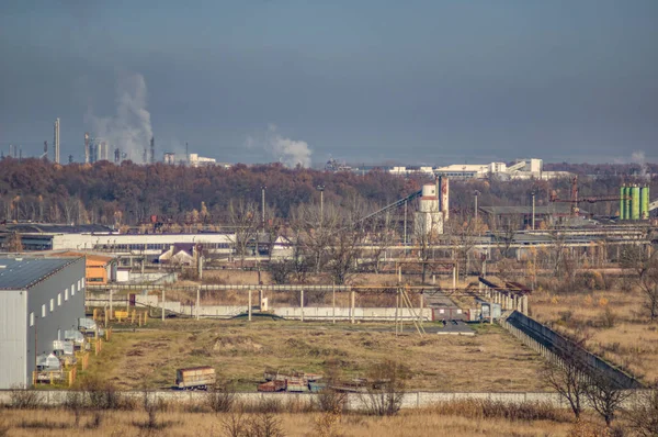 Fabryki na obszarze przemysłowym wśród lasów — Zdjęcie stockowe