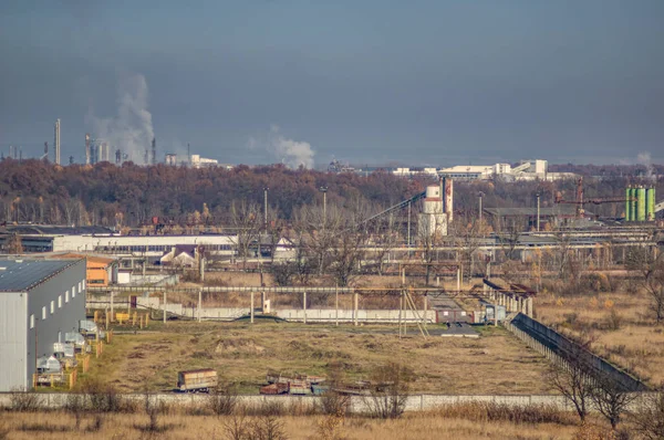 Fabrieken in een industriegebied in het bos — Stockfoto