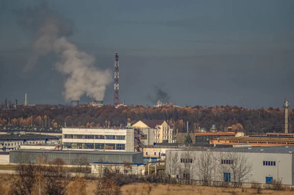 Fábricas em uma área industrial entre a floresta — Fotografia de Stock