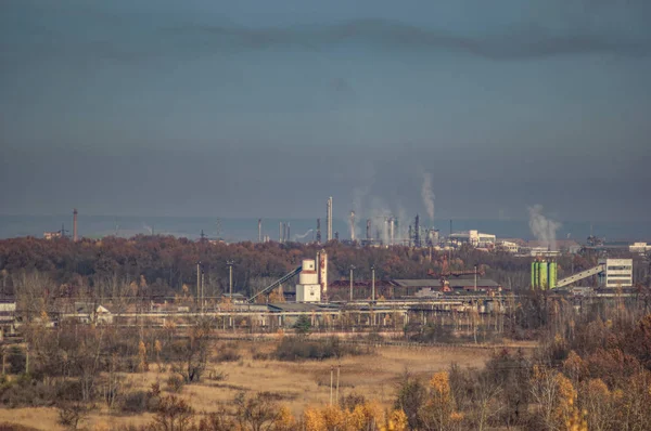 Fabrieken in een industriegebied in het bos — Stockfoto