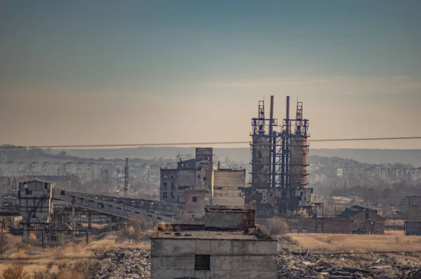 Egy elhagyott gyárban romjai — Stock Fotó