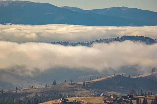 La vista desde las alturas de las montañas y bosques cubiertos de niebla — Foto de Stock