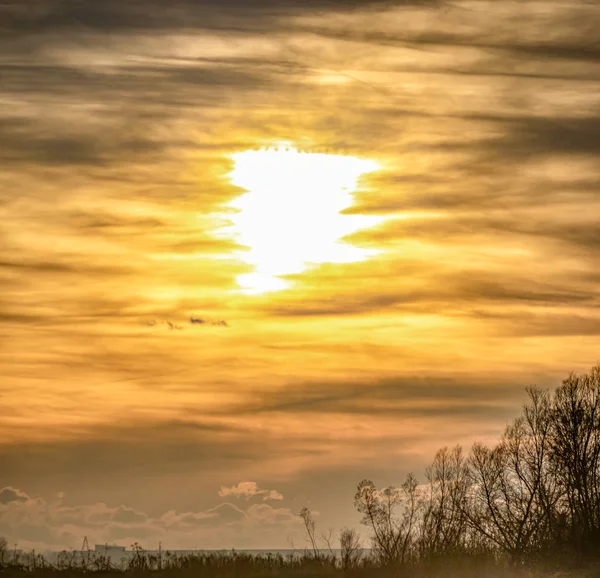 Herbstlicher Sonnenuntergang über dem Fluss — Stockfoto