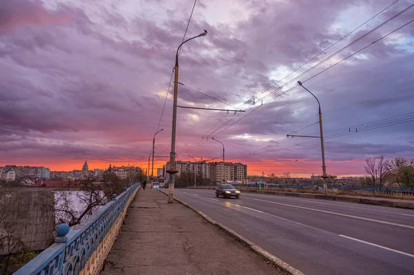 Céu da alvorada sobre a estrada na cidade — Fotografia de Stock