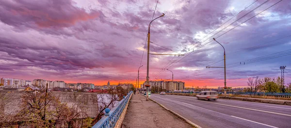 Şafak vakti gökyüzü şehrin üzerinde — Stok fotoğraf