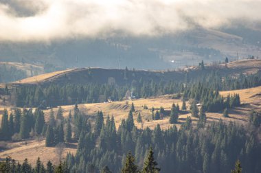 Sonbaharda dağlarda sislerin içinde bir gece şehri