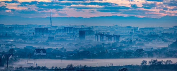 Панорама вечера украинский город в тумане — стоковое фото