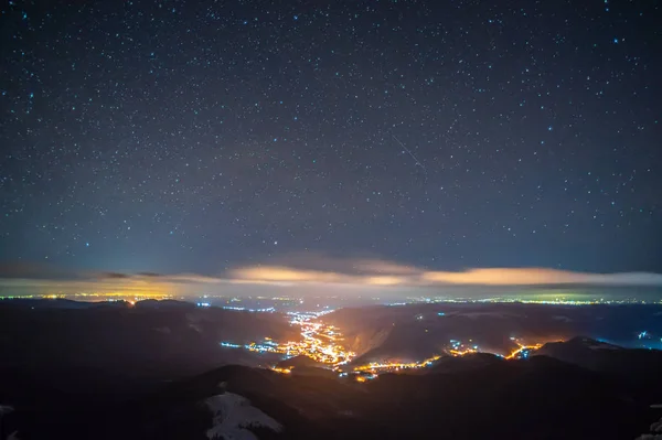 Città di notte nella nebbia in montagna in autunno — Foto Stock