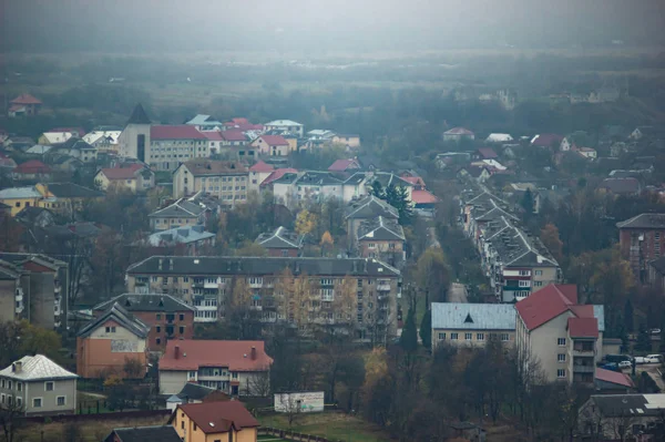 Domy ve městě zamlžené na podzim — Stock fotografie