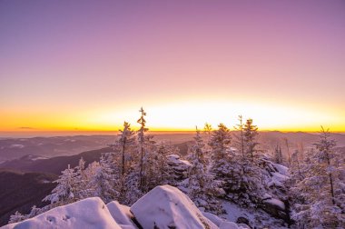 Kış dağlarında soğuk bir kış sabahında gün doğumu