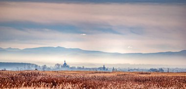 Akşam şehri sonbaharda sisli
