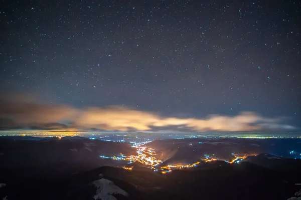 Cidade noturna no nevoeiro nas montanhas no outono — Fotografia de Stock